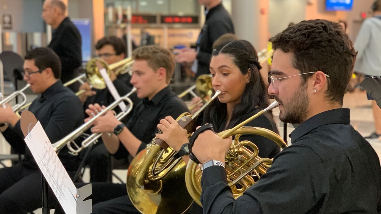 Una sinfónica integrada por jóvenes amenizó el evento con música de la saga.