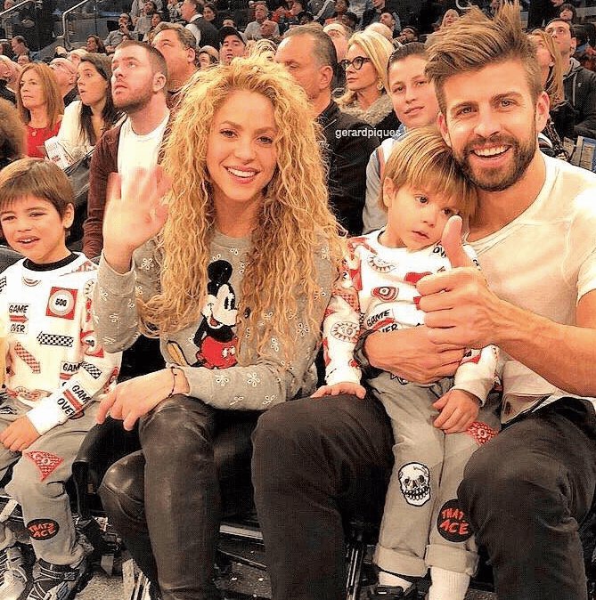 Con Piqué y sus hijos, Shakira se despejó e hizo una corta visita a Nueva York, donde fue invitada a un juego de baloncesto de la NBA. 
<br>