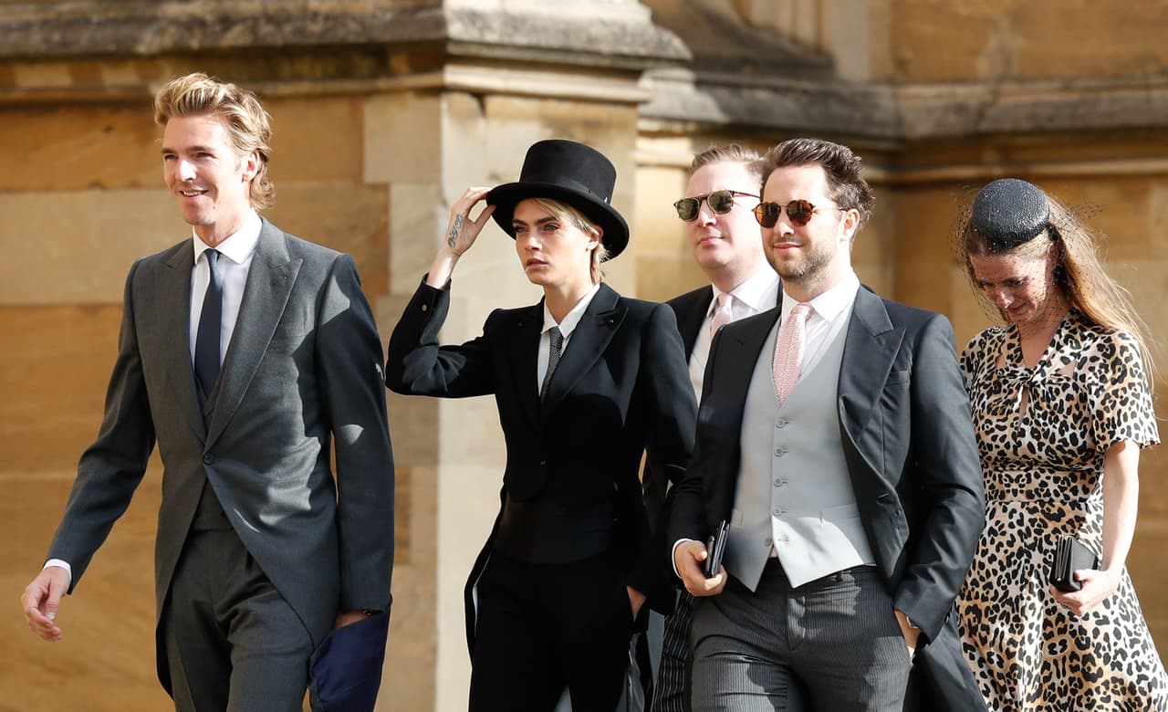 La supermodelo Cara Delevingne llegó en compañía de su hermana Chloe, James Cook, Edward Grant y Derek Blasberg.