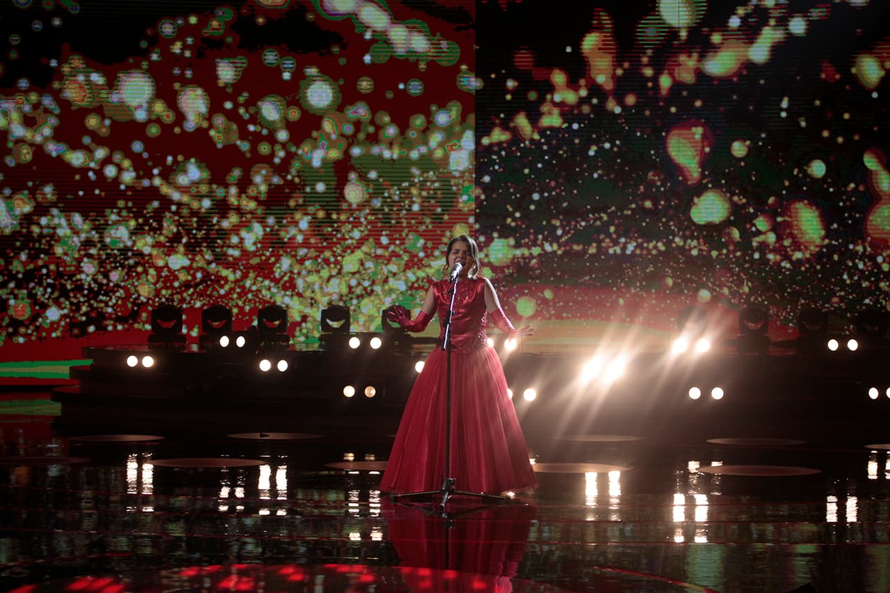 A Sofía le tocó interpretar el tema 'Without You', de Mariah Carey. Su espectáculo sorprendió a Miguel Bosé y a Albertano, quien le dijo que le había dado mucho gusto haberla escuchado. La calificó con un 10, igual que Verónica Castro.