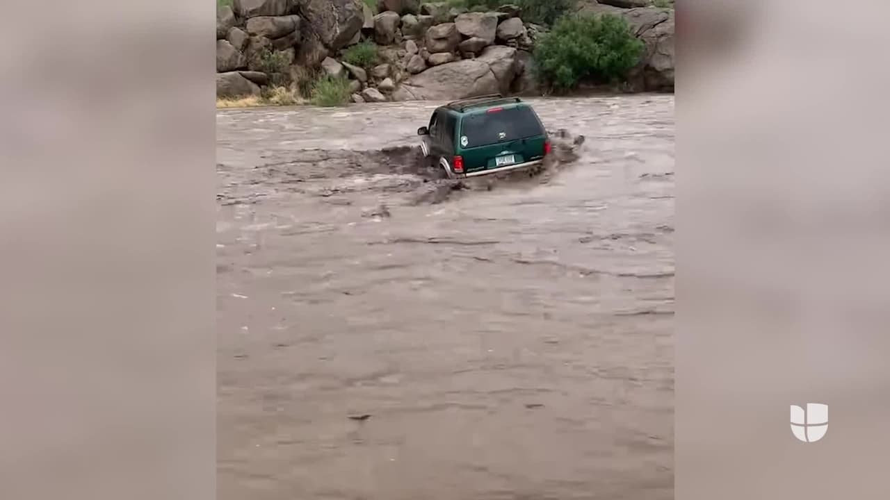 Impactante video del rescate de tres personas arrastradas por fuertes corrientes de agua