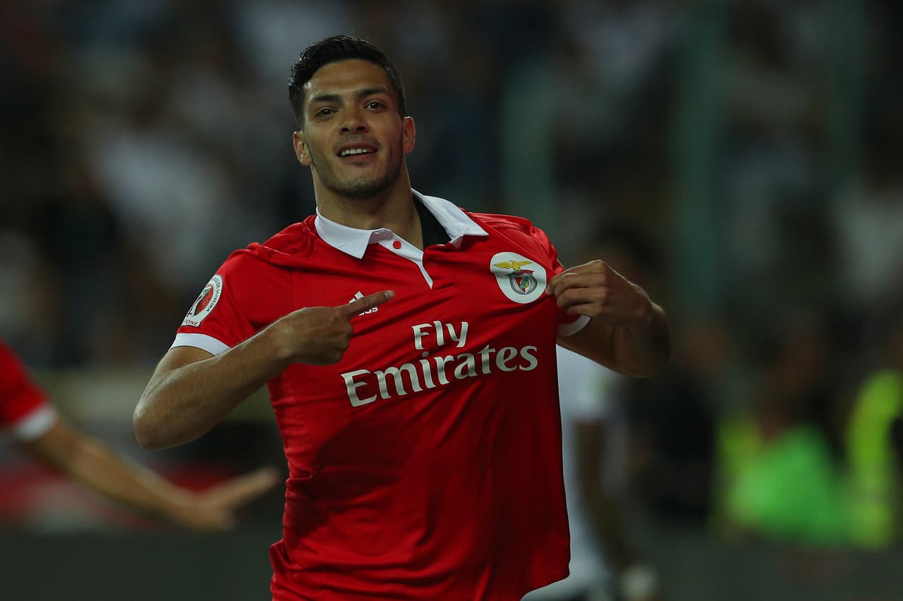 El mexicano Raúl Jiménez no ha podido lograr un puesto en la titular del Benfica, por lo que el Everton insistie en poder conseguirlo.