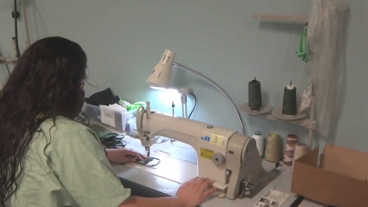 Fue la cuarta muerte relacionada al coronavirus en una prisión estatal. Según las autoridades, la mujer dio positivo por covid-19 el 18 de abril y fue hospitalizada al siguiente día.