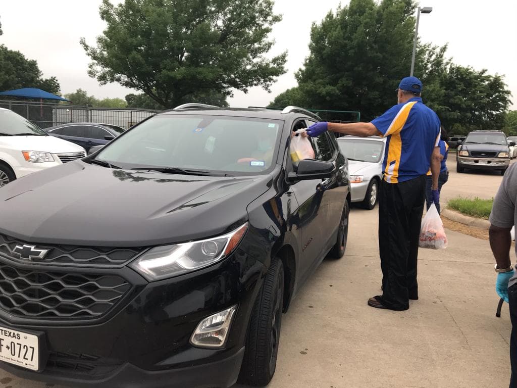 La organización Caridades Católicas lidera otro esfuerzo por proveer alimentos a las familias que han resultado mayormente impactadas por la crisis de salud. Repartieron dos despensas móviles con productos frescos, carne y otros alimentos a individuos y familias al sur de Oak Cliff.