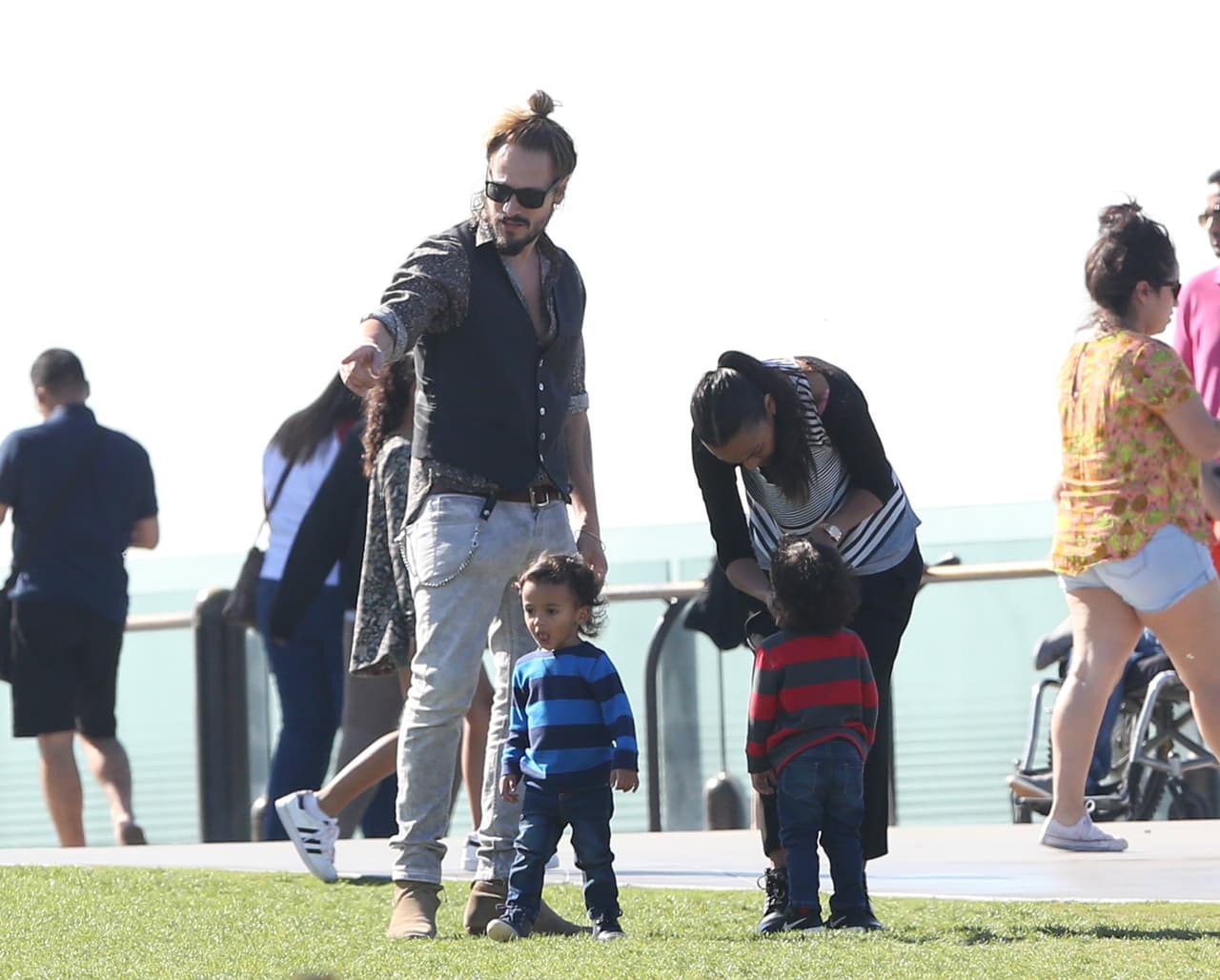 Su mami les dio agua para refrescarse.