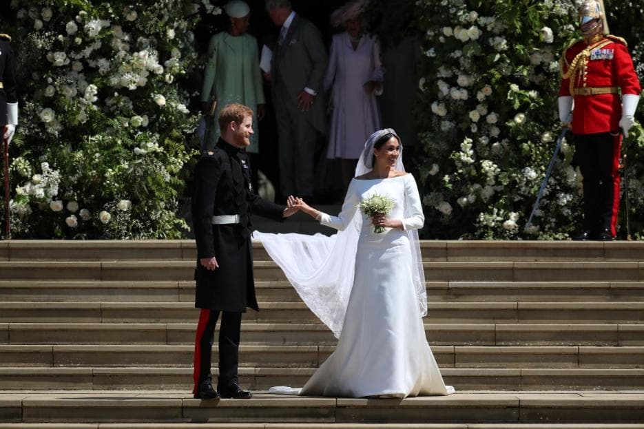 El cuello barco, el ajuste al cuerpo y el poco volumen en la falda son las principales similitudes con el vestido de Meghan.