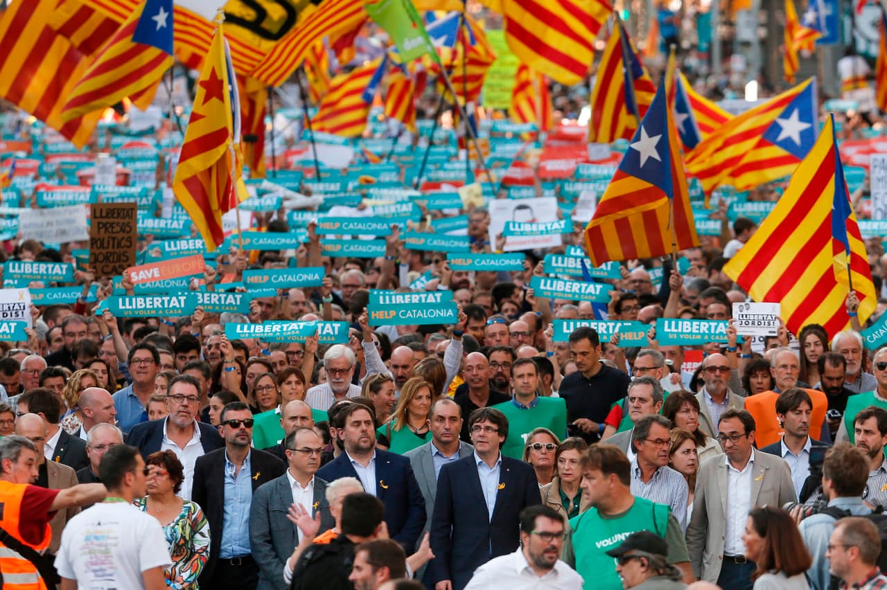 A la cabeza de la protesta de esta sábado estaba el presidente del gobierno catalán, Carles Puigdemont, acompañado por el vicepresidente Oriol Junqueras. (Pau Barrena/AFP/Getty Images)