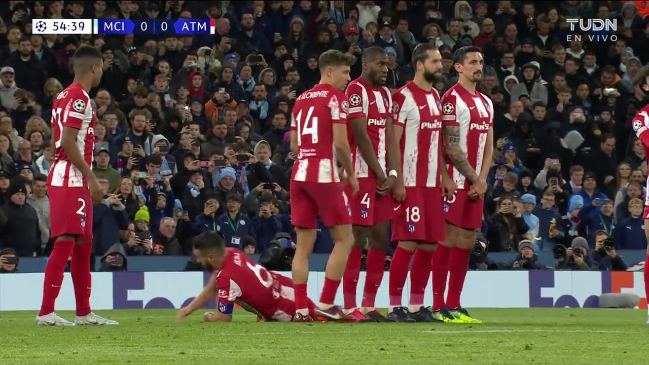 ¡TIRO ATAJADO! disparo por Kevin De Bruyne.