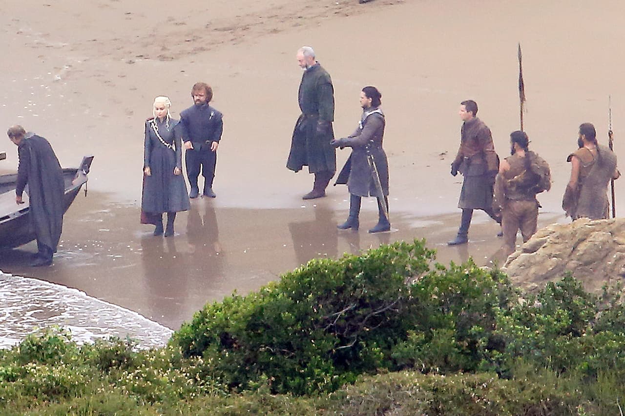 Jon Snow (Kit Harington) se reúne con Daenerys (Emilia Clarke) y Tyrion Lannister (Peter Dinklage).