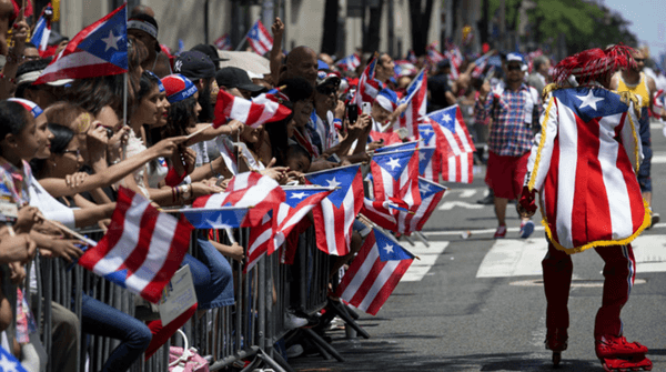La 58 edición del Desfile Nacional Puertorriqueño, además de transmitir mucha alegría y orgullo boricua, también ha sido una ventana para hacer un llamado al gobierno del presidente Obama y al Congreso para que se mejore el acceso de Puerto Rico a programas federales de salud, además de clemencia para el preso político Oscar López.