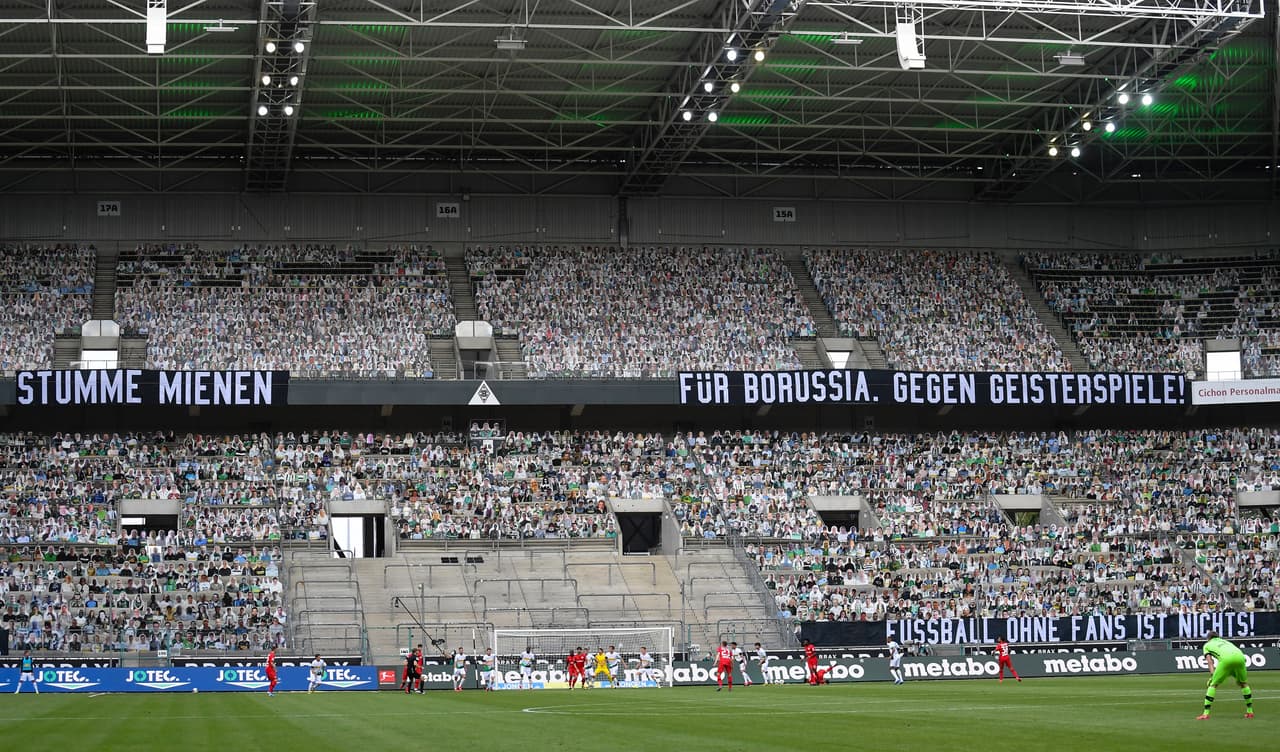 <b>Los primeros aficionados</b>
<br>Con el regreso del futbol en Alemania, durante el encuentro entre Borussia Mönchengladbach y Bayer Leverkusen, como parte de la Fecha 27 de la Bundesliga, el equipo local colocó aficionados de cartón en las gradas.