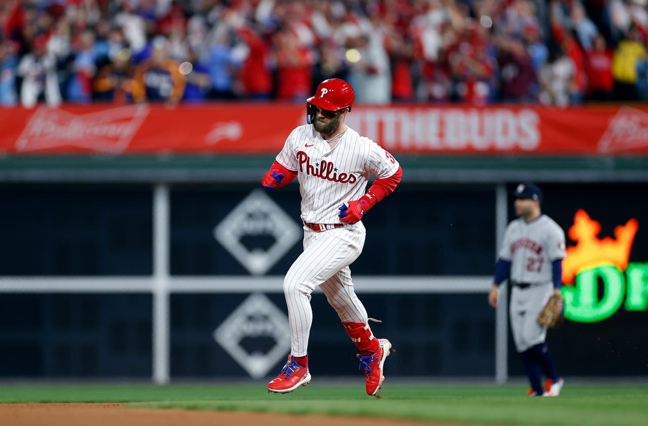 Bryce Harper # 3 de los Phillies redondea las bases después de conectar un jonrón de dos carreras contra los Astros de Houston durante la primera entrada.