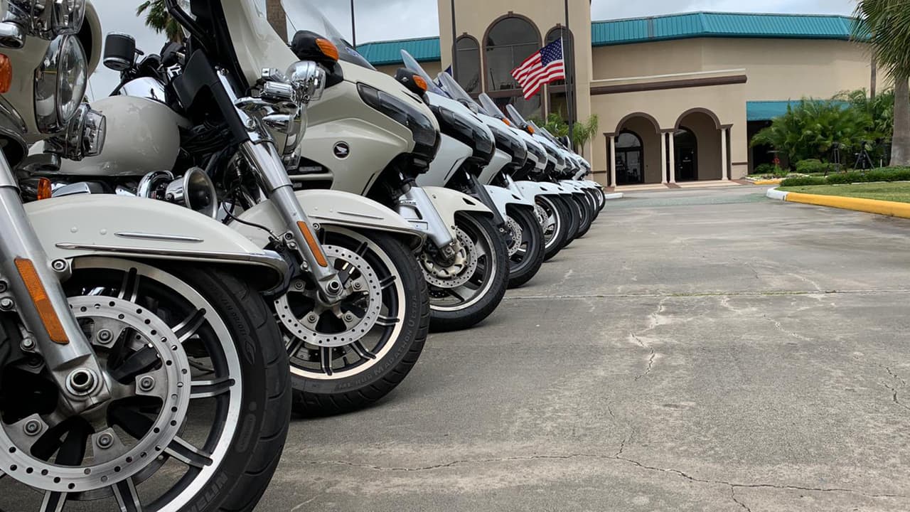 El veterano oficial, de 39 años de servicio, en la oficina de sheriff del condado Harris, es el primero en morir a causa de la pandemia.