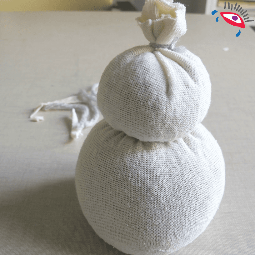 Atravieza otro cordón casi en medio del calcetín