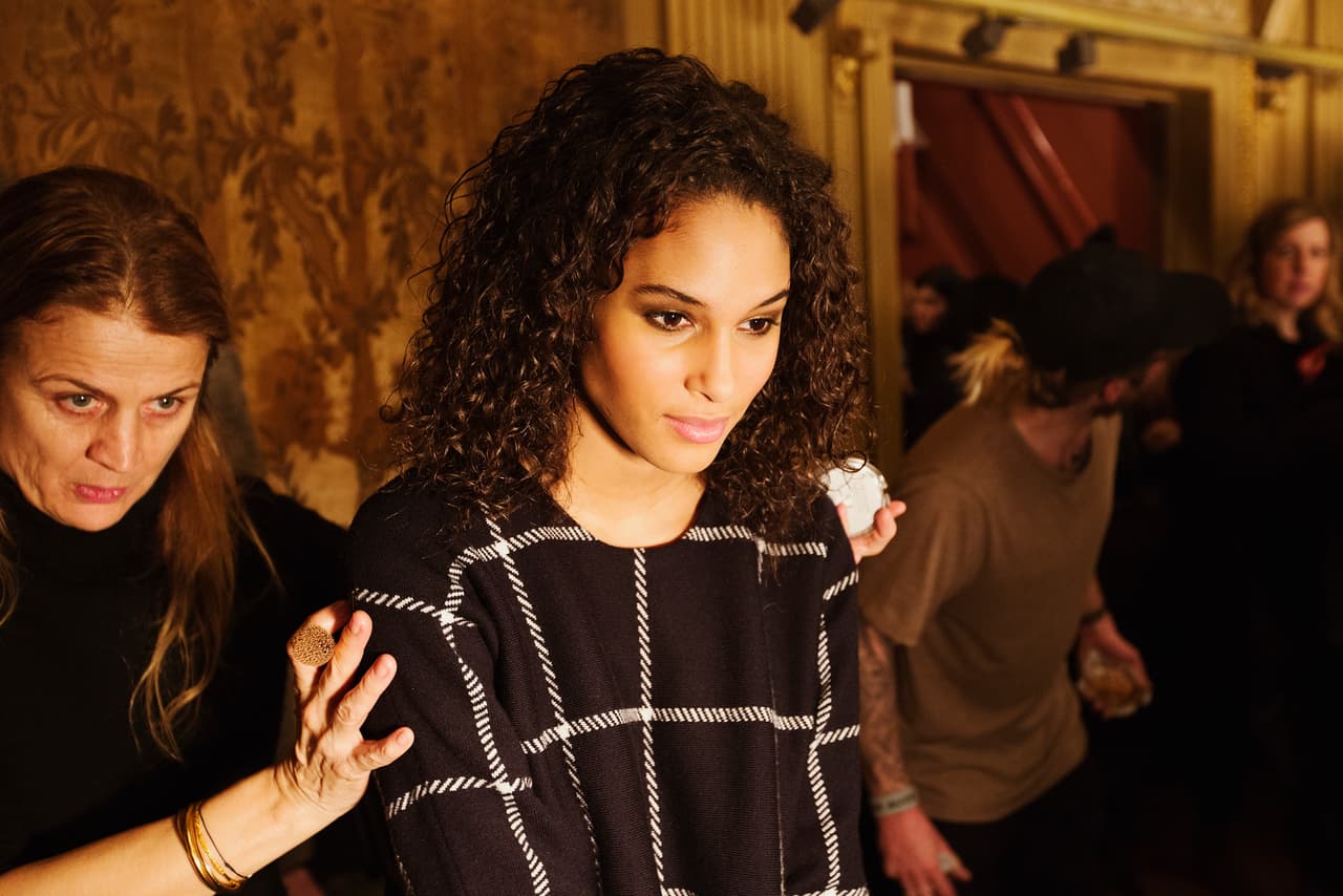 En las mejillas para dar unos ligeros toques de color se uso un blush (tono Blushbaby de MAC). No se satura demasiado de color pues la idea es lograr el efecto natural que tiene la piel cuando te sonrojas o te da calor.