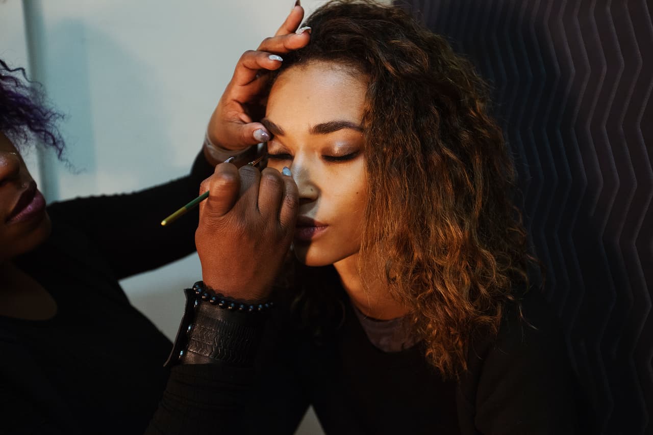 Se aplicó el delineador en lápiz Coffee de MAC en la línea inferior y superior del párpado. El trazo, que va pegado al nacimiento de las pestañas, se difuminó con una brocha. Este efecto intensifica la base de las pestañas y crea la ilusión de tener las pestañas mucho más gruesas. Luego, para fijar los pigmentos se aplicó otra sombra en tono marrón (Mulch de MAC).