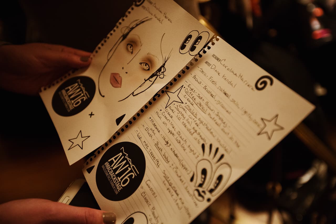 La mascara de pestañas (Haute & Naughty de MAC) se aplicó con la conocida técnica de los movimientos en zigzag desde el nacimiento de la base de las pestañas. Las cejas se peinaron y donde fue necesario rellenar se hicieron trazos, como de pequeños pelitos, con un lápiz.