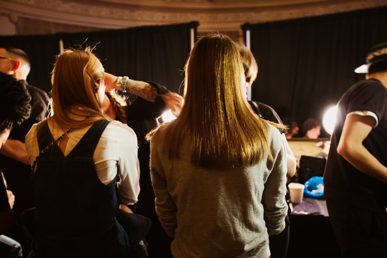 La propuesta es llevar el pelo lacio, con un trazo de la raya imperfecta.