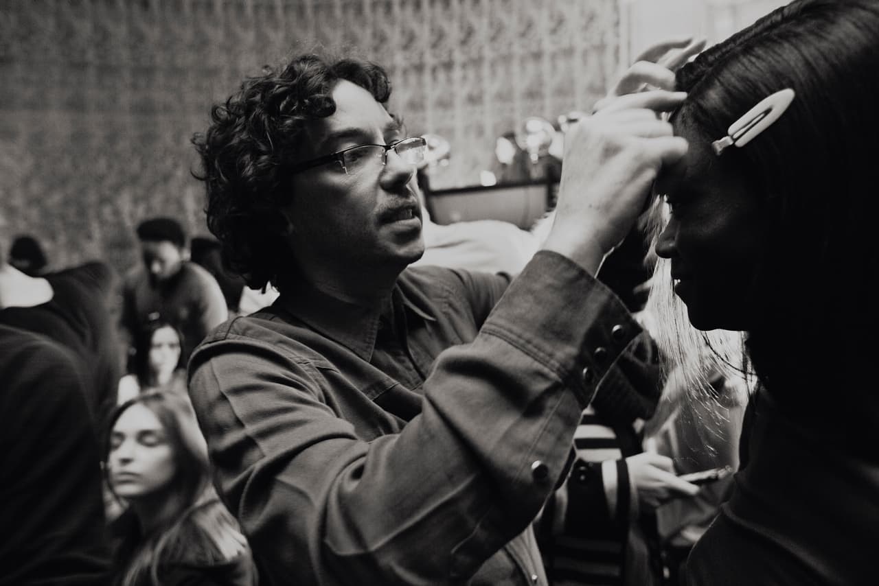 En cuanto al pelo, desde hace varias temporadas el encargo de la propuesta de los peinados es famoso Orlando Pita. Quien, es de origen latino nació en Cuba y a los 5 años se traslado junto con su familia a Nueva York.