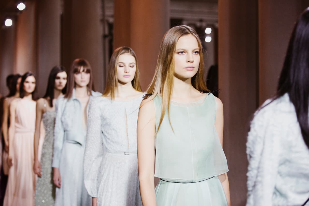 El resultado es un maquillaje fresco, elegante y clásico que va de acuerdo a la estética que siempre ha manejado en sus diseños la Sra. Carolina Herrera.