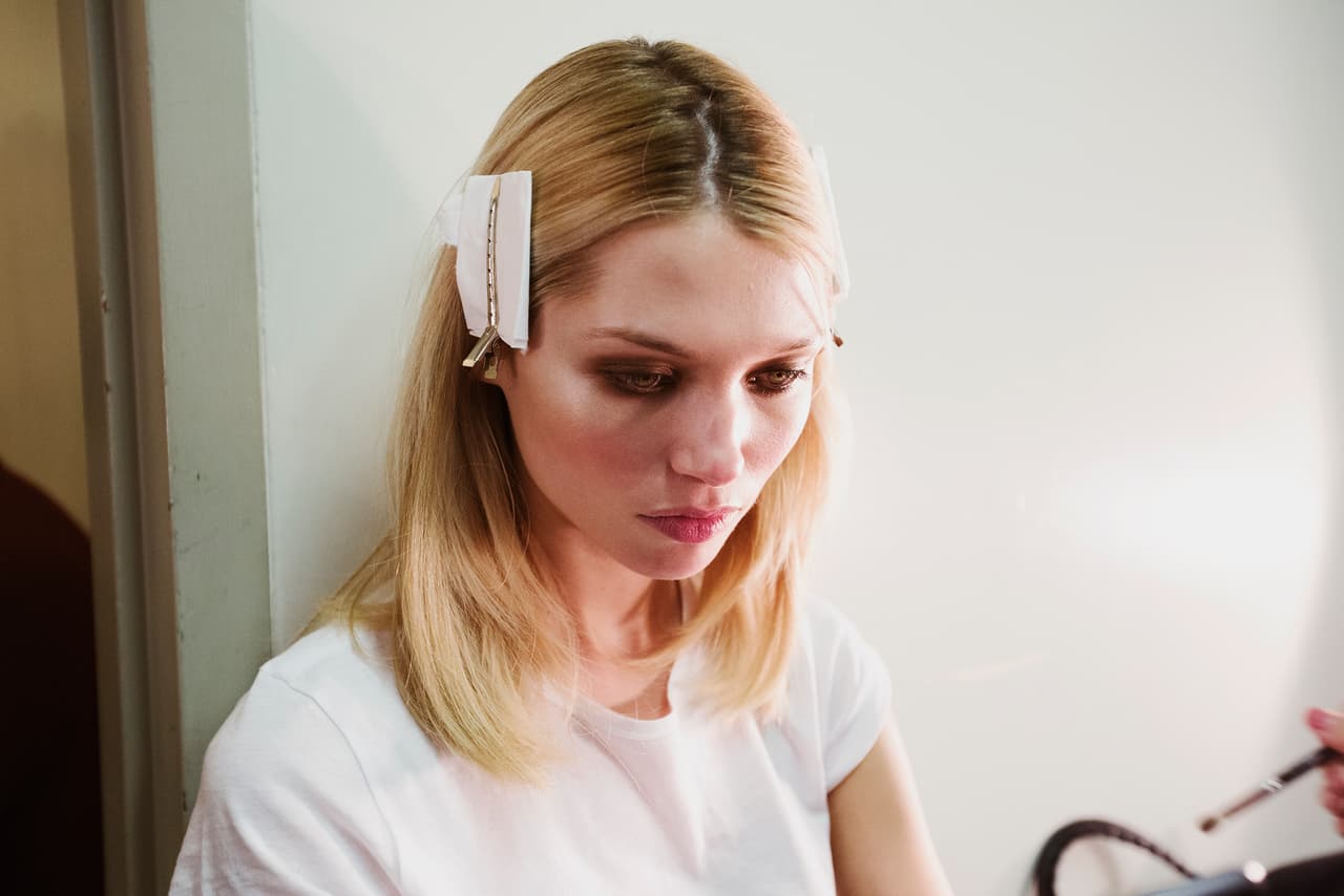 La propuesta de maquillaje se enfoca en el efecto de ojos ahumados en tonos marrón. Es un maquillaje limpio y sofisticado que con un poco de práctica puedes lograr fácilmente.