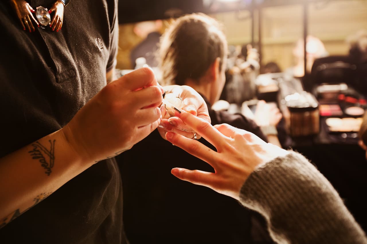 En las uñas se aplicó esmalte transparente. Al no llevar color no llaman la atención pero afirma la importancia del cuidado de las manos.