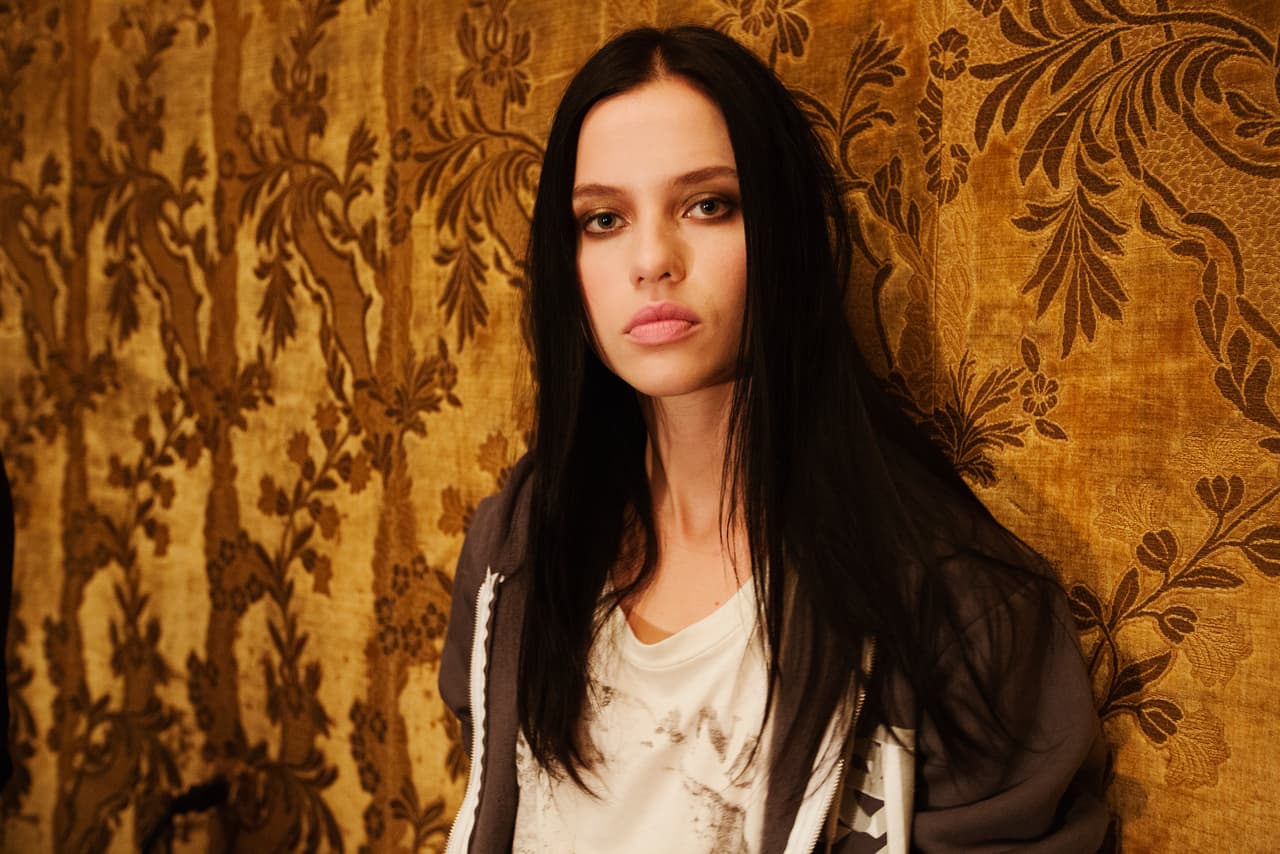 Para simular unos labios de color natural se uso un gloss en crema en tono lila.