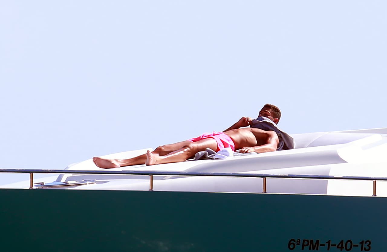 El delantero fue captado mientras se relajaba en un yate.