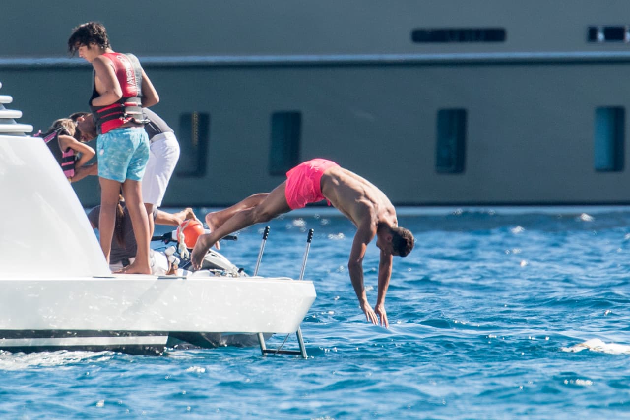 El delantero se tiró un clavado.