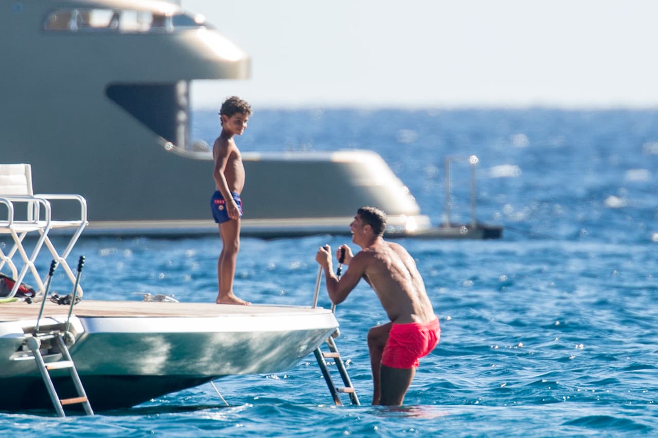 Quería que su hijo se metiera con él al mar.