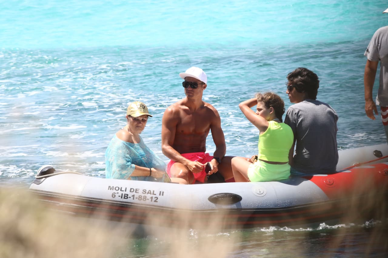 Más tarde la familia subió a un bote que los llevó hasta una isla.