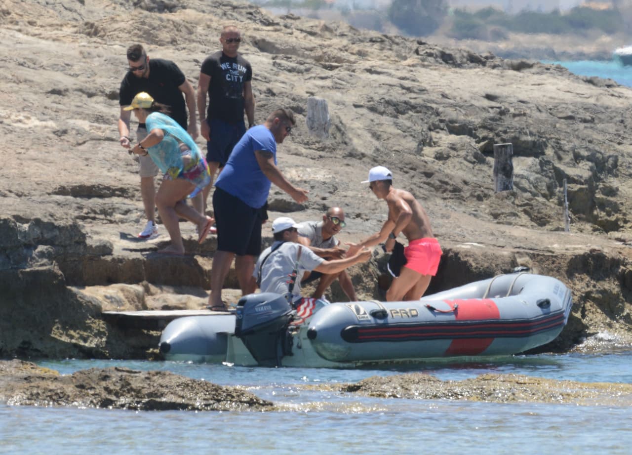 Ayudaron a Cristiano a bajar.