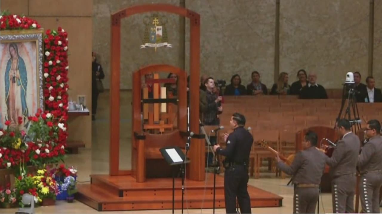 Orgulloso de sus raíces, este policía le canta el 'Ave María' a la Virgen de Guadalupe