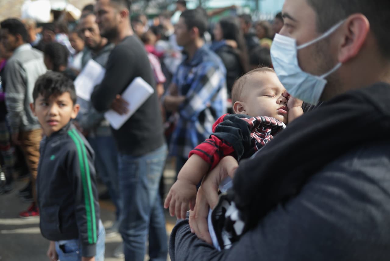 "Las cosas se están saliendo de control": Denver al borde de una crisis causada por miles de inmigrantes 