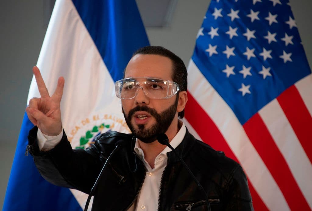 El presidente de El Salvador, Nayib Bukele, habla durante una conferencia de prensa en el Hospital Rosales en San Salvador el 26 de mayo de 2020.