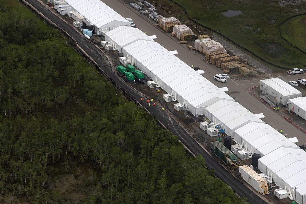 El condado de Orange podría asumir traslados de inmigrantes arrestados por ICE: así se debate la medida