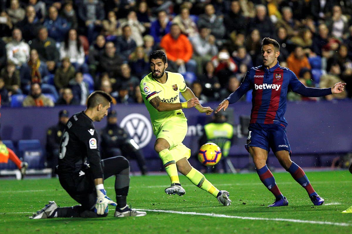 El arquero Oier (izquierda) logró evitar que la goleada fuera mayor con varias intervenciones.