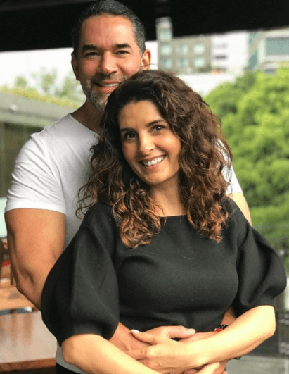 Una pareja de famosos que se ha ganado el cariño de sus fans por la manera en la que supieron conjuntar sus familias es la conformada por 
<b>Eduardo Santamarina y Mayrín Villanueva.</b>