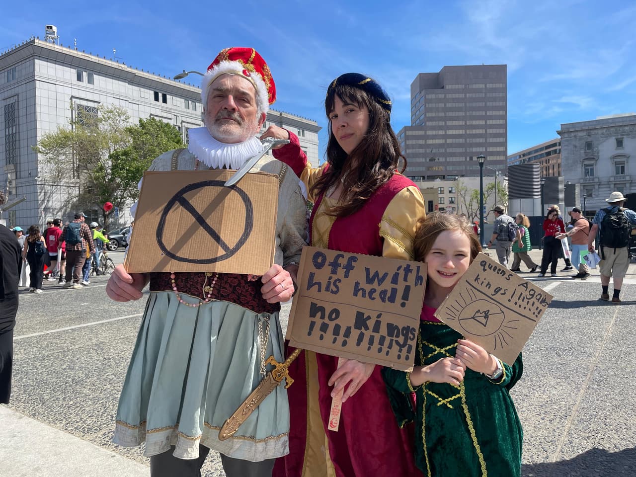Hernández señaló que en San Francisco se ha vivido un clima de temor tras operativos recientes. Afirmó que más de 120 personas habrían sido llevadas por la fuerza desde la corte de inmigración mientras realizaban trámites, y que parte de ellas habrían sido deportadas, mientras otras enfrentan procesos legales o habrían sido trasladadas a centros de detención.