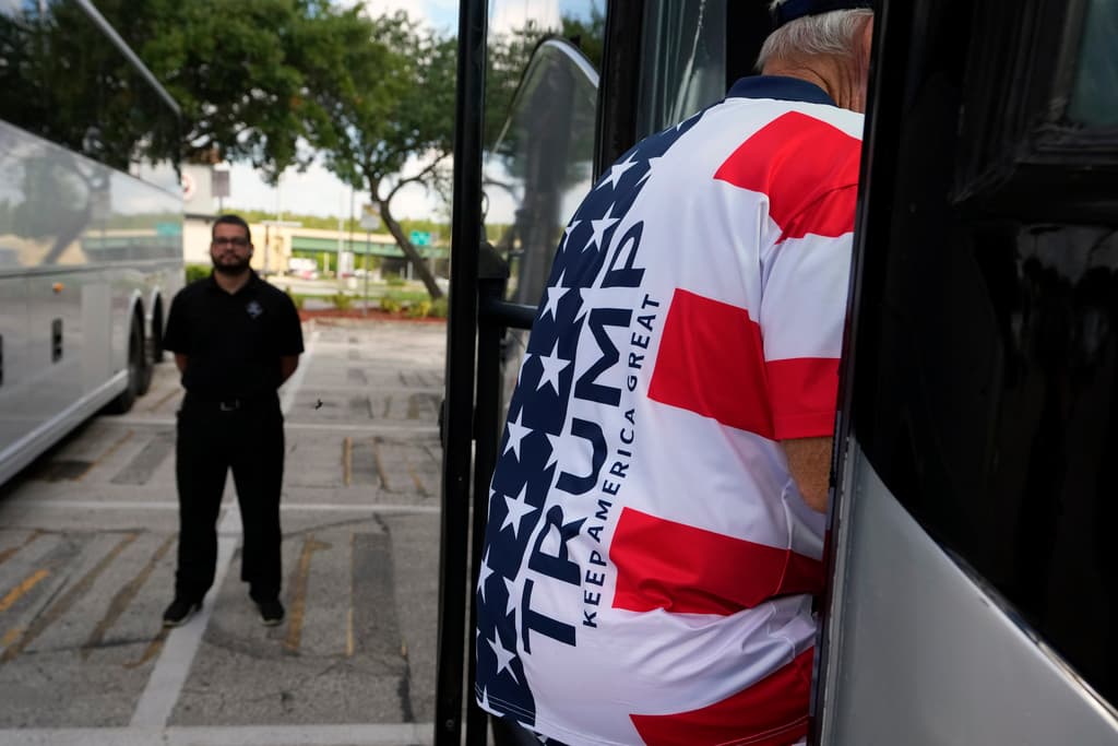 Al abordar los autobuses, una mujer de 60 años de nombre Danette Chialtas, increpó a los fanáticos de Trump gritando, "¡Vayan a apoyar a su traidor!"