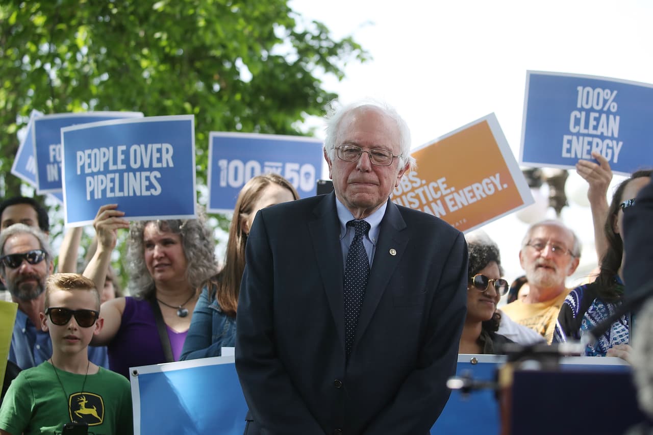 <b>3- <a href="http://www.univision.com/temas/bernie-sanders" target="_blank">Bernie Sanders</a></b>. Fue un duro contendiente para Clinton en las primarias demócratas. Con su discurso progresista, el senador por Vermont logró un gran poder de convocatoria, en especial entre los jóvenes. Hoy, 
<b><a href="http://www.univision.com/noticias/politica/a-la-izquierda-o-en-el-centro-la-gira-de-bernie-sanders-y-tom-perez-pone-en-evidencia-el-dilema-del-partido-democrata" target="_blank">Sanders participa en manifestaciones</a></b> en contra de varias iniciativas de Trump y denuncia en cada discurso que Trump "ha mentido en campaña" a la clase media.