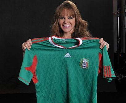 La fallecida 'Diva de La Banda',
<b>Jenni Rivera</b>, también tenía su playera verde para apoyar a su México querido.