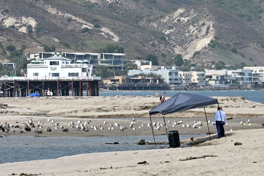 Había interés en retirarlo de la playa, pero los trabajadores jamás pensaron que ese barril plástico era un ataúd.