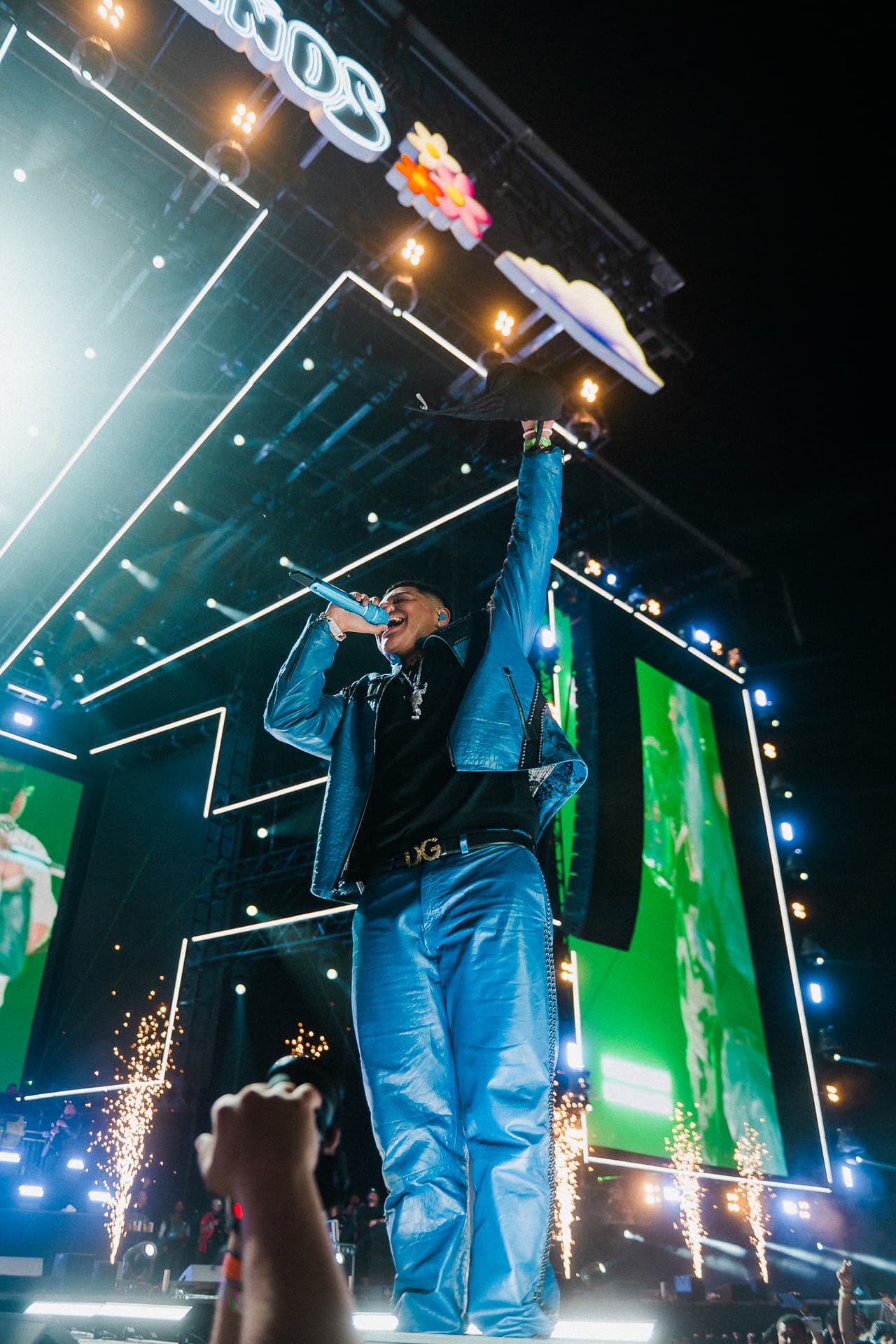 El vocalista, Edwin Caz, lo dio todo para sus aficionados. Incluso, terminó saltando hacia la multitud, que lo recibió con los brazos abiertos.