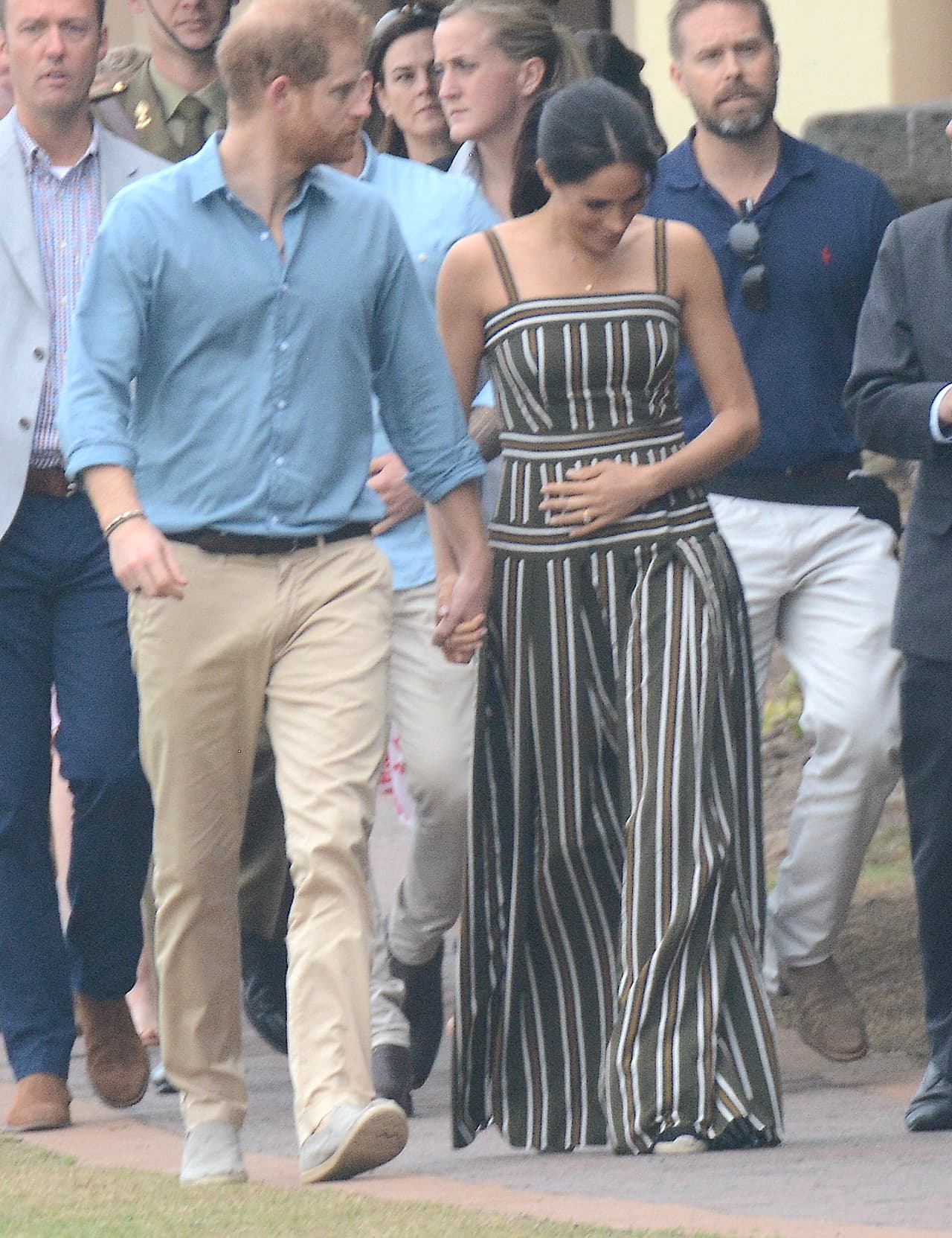 Según la corresponsal de la realeza para Vanity Fair, los duques de Cambridge van a apoyarse bastante 
<b>en las nuevas tecnologías para que los ayuden a monitorear a su hijo (a). </b>