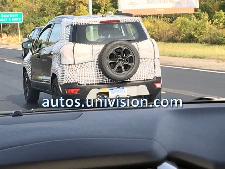 La rueda de repuesto en el portón trasero puede ser una distracción de camuflaje, pero si la versión final la mantiene allí es porque la camioneta 
<b>quizás tenga alguna pretensión como todoterreno</b>, en cuyo caso deberemos incluir también a la Jeep Renegade entre una de sus competidoras