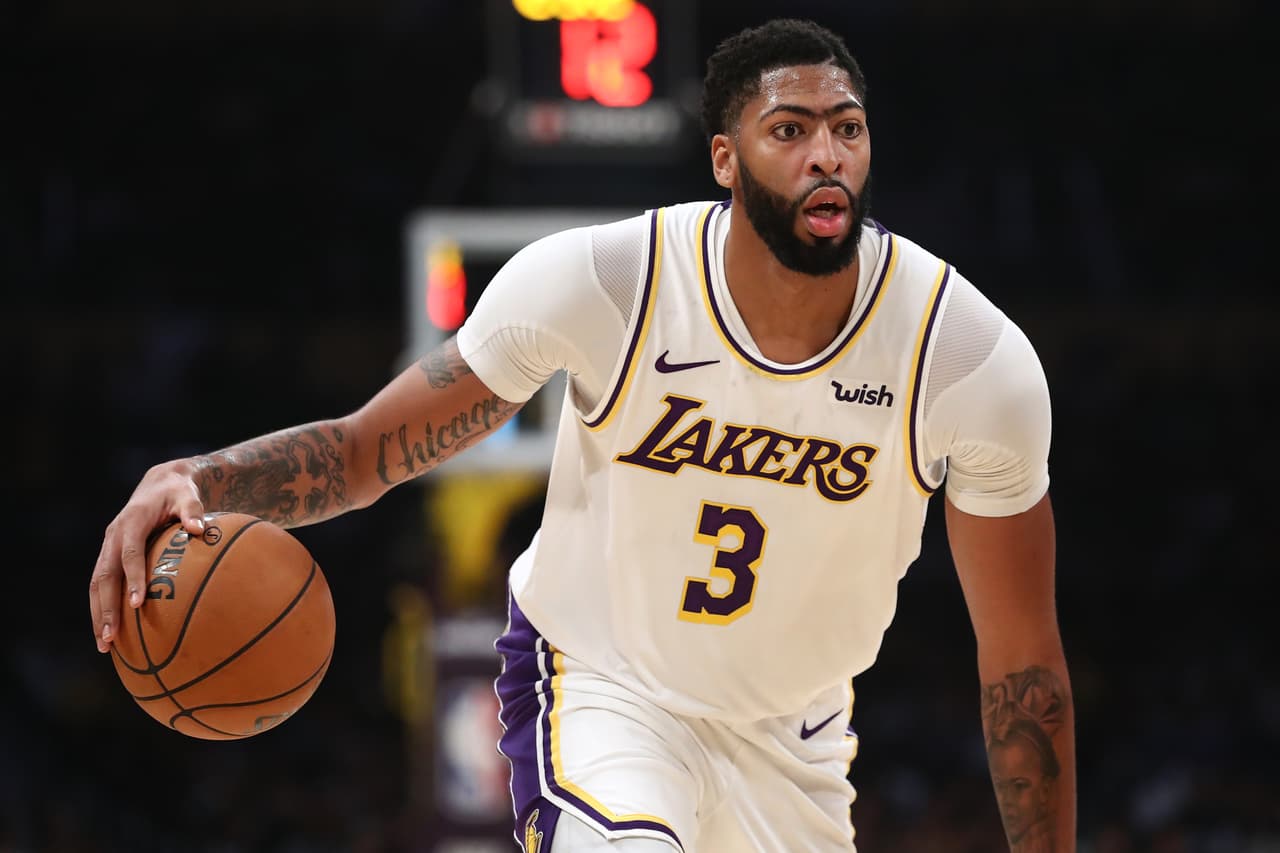Anthony Davis ahora vestirá los colores de Los Angeles Lakers. En la temporada 2017-18 anotó más de 45 puntos, convirtiéndose en el primer jugador en realizarlo.
