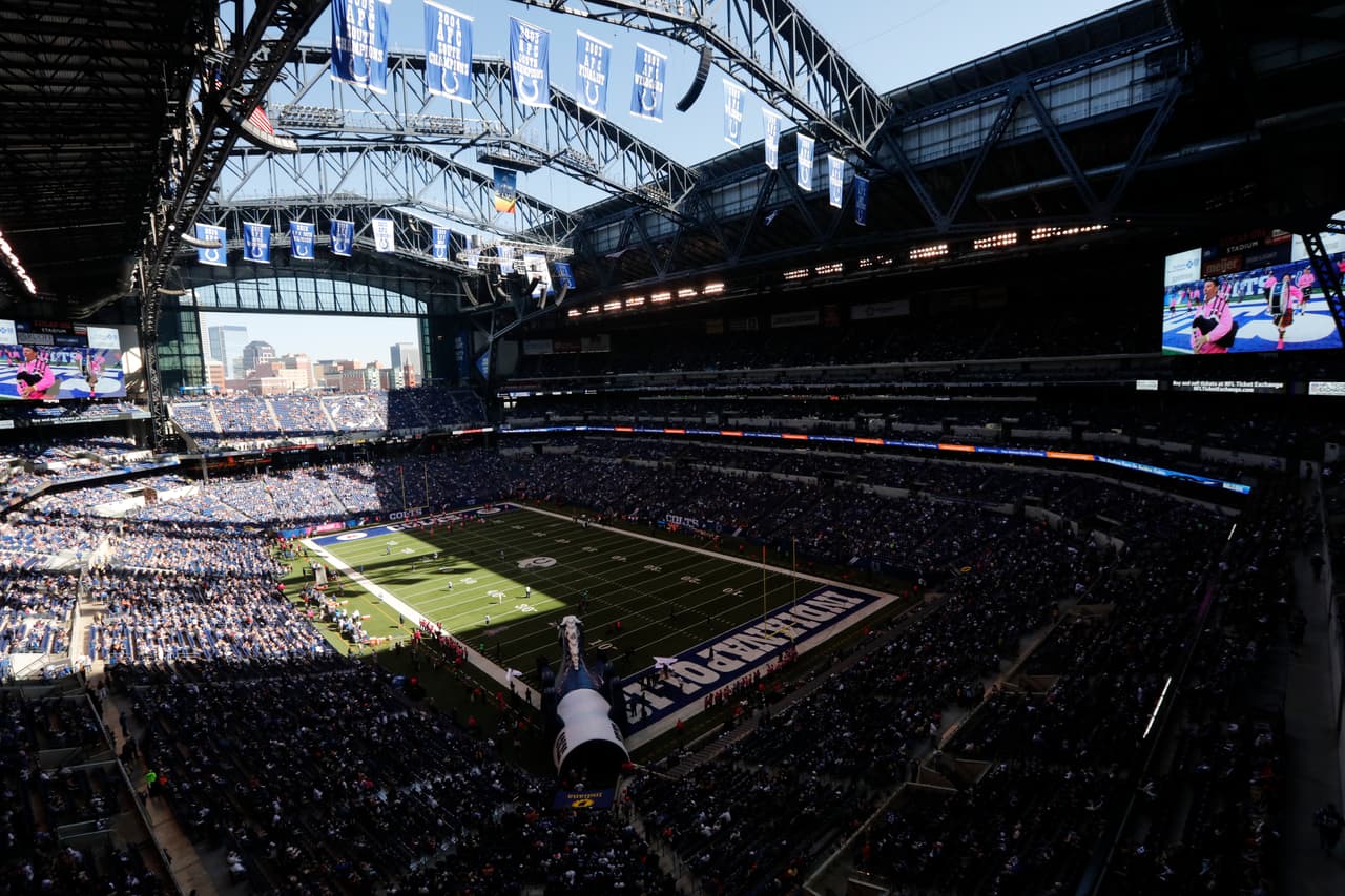 Lucas Oil Stadium | Indianapolis Colts | Se inauguró en agosto de 2008 y podría recibir hasta 70 mil espectadores.