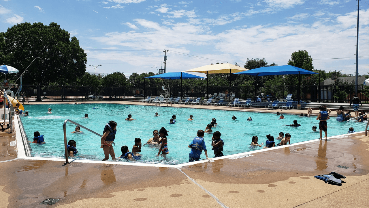 <h3 class="cms-H3-H3"><b>Walnut Hill</b></h3>
<br>Si vives cerca de Northwest Dallas, la piscina de Walnut Hill te ofrece diversas cosas para que disfrutes de un día familiar en piscina.
<br>
<br>
<b>¿Qué ofrece la piscina?</b>
<br>Sillas, una pared para escalar, un vestidor familiar, una regadera al exterior, estacionamiento, mesas para picnic, un campo de juegos para niños, baños y una estructura para la sombra.
<br>
<br>
<b>¿Dónde está ubicada?</b>
<br>📍4141 Walnut Hill, Dallas, TX 75229
<br>
<br>
<b>¿Cuándo abren?</b>
<br>Lunes, miércoles y jueves, de 1 p.m. a 6 p.m. Los viernes y domingos está de 12 p.m. a 7 p.m.
<br>
<br>
<b>¿Cuándo cierran?</b>
<br>Martes y sábado.