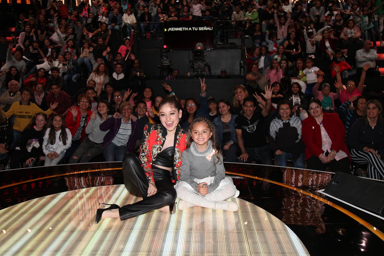 Juntas se tomaron esta foto, con el público del show al fondo.